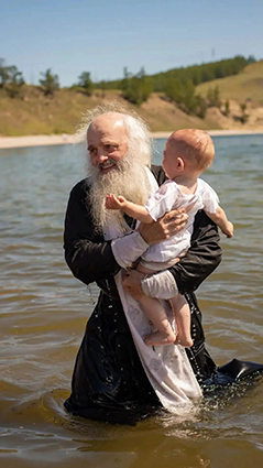 Таинство крещения в водах Байкала